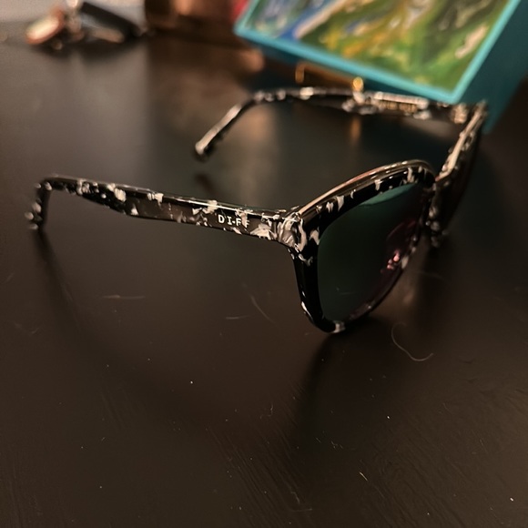 Diff sunnies - Picture 3 of 4